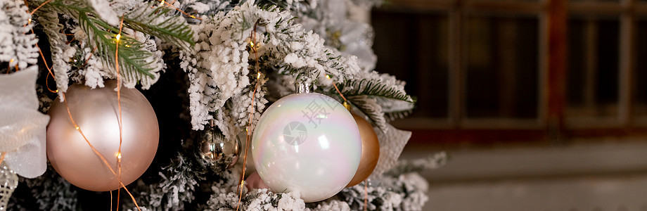 白色精致的圣诞树和圣诞装饰品 球和丝带 花环和灯 粉色珍珠珍珠柔和的颜色 新年贺卡 圣诞节快乐金子火花卡片玩具装饰礼物营销销售庆图片
