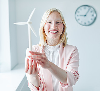 青年风车能源环境 电力创新模式 生态再生生态绿化办公室人士力量商务微笑成功生意职业涡轮女性图片