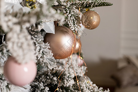 白色精致的圣诞树和圣诞装饰品 球和丝带 花环和灯 粉色珍珠珍珠柔和的颜色 新年贺卡 圣诞节快乐风格季节假期营销卡片展示礼物装饰玩图片