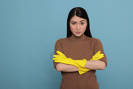 做家务的年轻 愤怒和不快乐的女女性跨过双手图片