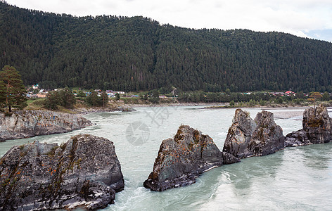 一条迅速流淌的广阔而通畅的山河溪流流动天气旅行岩石海浪爬坡蓝色瀑布冒险图片