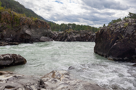 一条迅速流淌的广阔而通畅的山河岩石运动流动石头瀑布天气海浪环境旅行溪流图片