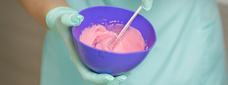 双手制备粉色悬浮面罩美容师诊所护理程序治疗皮肤化妆品温泉成人医生图片