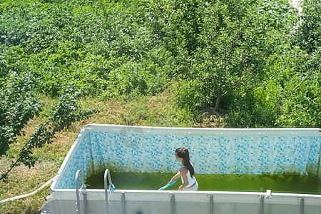 一个小女孩清理一个非常肮脏的游泳池工具酸碱度服务蓝色安全女孩实验室环境工人液体图片