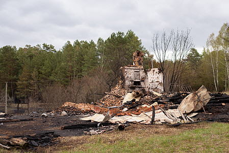 被毁房屋森林火灾图片