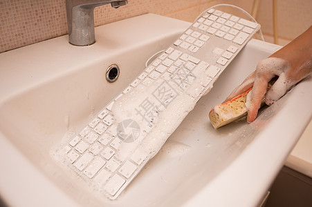 妇女用泡沫的海绵洗白电脑键盘工作行动液体字母数字办公室擦洗纽扣洗澡洗涤图片