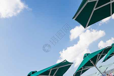 太阳绿色开放伞 在美丽的科特达祖尔海岸线上带私人沙滩遮阳伞的海边舒适休息 安全的棕褐色配饰 中暑保护 夏季概念 假期阳伞遮阳棚水图片