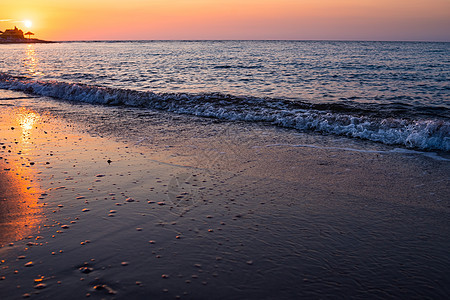 美丽的在海上 日落日落在海边 海滩上的浪漫夜晚 海洋上的自由和灵感 日落时分海滩上的波浪 阳光反射在水面上图片