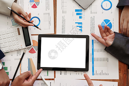 使用会议室带空白屏幕的平板板板的商务人士和会计员合作代理人银行业检查报告银行文书计算咨询合同背景图片