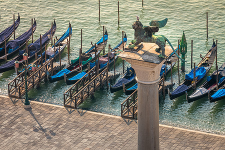 在意大利伊蒂亚尔威尼斯大运河上 由木系吊杆对接的冈多尔天空旅行码头假期缆车运输城市神话摄影教会图片