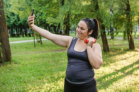 一位迷人的黑发女子 加上体积大小的身体积极锻炼运动肥胖专注生活方式姿势平衡女士女性数字尺寸护理图片