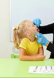 语音治疗师 在办公室培训小女孩的办公室读音培训中与她们一起工作医生女士专家病人孩子们讲话治愈者舌头火车关节图片