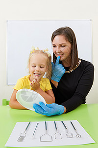 语音治疗师 在办公室培训小女孩的办公室读音培训中与她们一起工作字母孩子们儿科治疗师火车疗师女士女孩说话人声图片