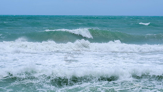 美丽的海浪 蓝色和绿宝石泡沫 在炎热的夏日图片