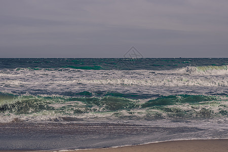 海洋风暴波浪戏剧性地碰撞飞溅 天空地平线 海水边缘 自然前视图海洋壁纸 设计 恶劣天气多云阴 深绿松石蓝调 更多库存图片