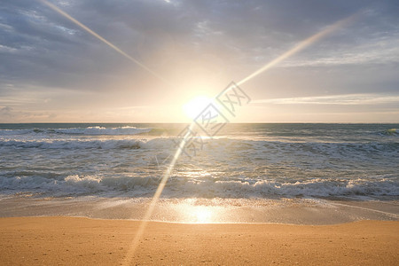 美丽的海浪和热带岛屿的白色沙滩 海上日落的美丽景色 海洋海滩日出和剧烈的五颜六色的天空云彩图片