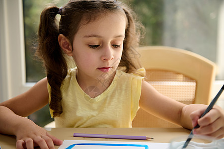 在家美术课上用水彩颜画的小女孩绘画贴近身肖像 儿童教育 娱乐图片