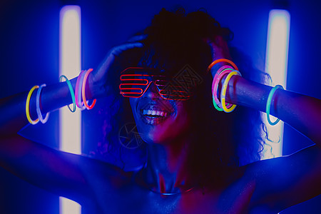彩色光辉的派对上的非洲美女网络式肖像 夜总会 未来服装和奈子眼镜 青少年 动物Z一代 在晚宴中 女明星Z世代爆炸舞蹈家女性工作室图片