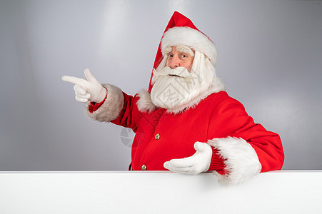 圣诞老人在白背景广告后面偷看 圣诞快乐 圣诞快乐手套庆典男人手势胡须销售卡片假期男性喜悦图片