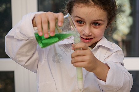 在家上学的小女孩学习科学 把试剂或化学溶液灌入试验管 (化学学)图片