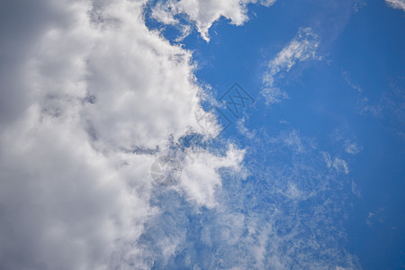 蓝色的天空中弥漫着美丽的乌云天堂艺术背景蝴蝶空气气氛场景日光环境天气图片