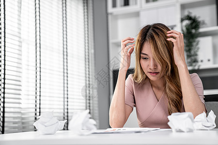 一名胜任的女雇员 由于过度工作而完全精疲力尽苦恼员工活动女性企业家办公房综合症压力女士管理人员图片