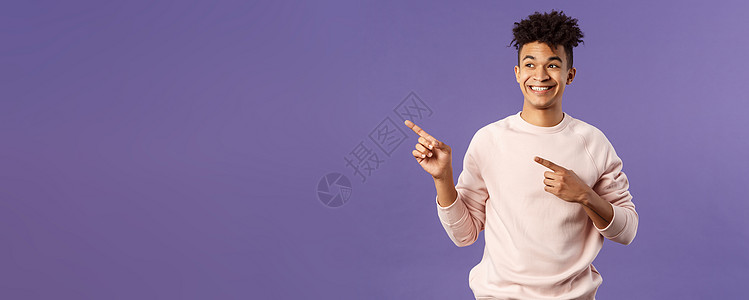 英俊的西班牙裔男子的画像 带着恐惧 看着并指着左上角 带着满意的