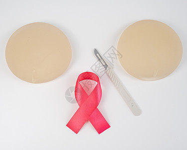 乳房硅酮植入器 粉色胶带和白色背景的一次性手术刀手术医院乳腺丝带硅酮尺寸服务磁带凝胶化妆品图片