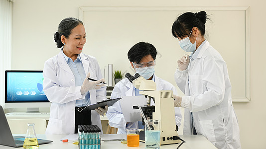 高级女主管和年轻的生物技术专家科学家在实验室进行实验图片