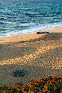 在日落的光线下 荒凉的沙滩 亚特兰地海滨风景海浪支撑海滩环境旅行沙丘冲浪海岸线海洋图片