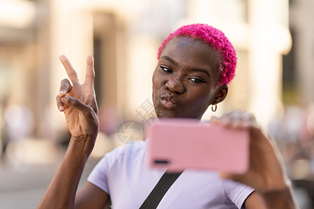 非洲妇女用手指亲手展示胜利 同时拍自拍图片