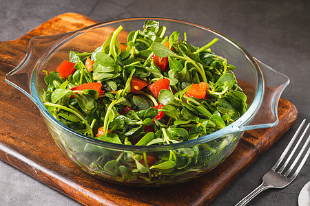 Purslane沙拉和西红柿在玻璃碗里 健康饮食概念食物午餐盘子蔬菜饮食叶子树叶美食营养图片