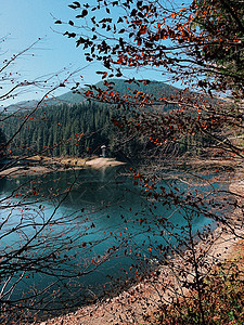 喀尔巴阡山脉湖景色令人惊叹的秋天 乌克兰齐涅维尔湖 旅游胜地图片