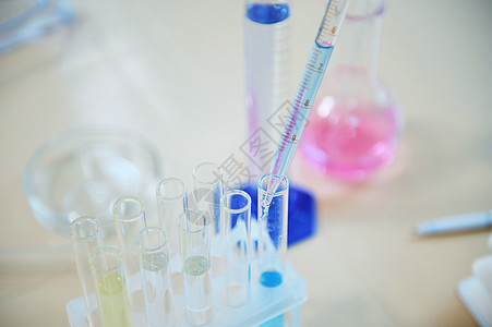 有选择地侧重于科学研究实验室桌上有化学剂和试剂的实验室玻璃器件 静态生命(Vill life)图片
