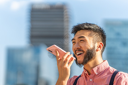 现代中国商务人士在手机上发出语音留言  un图片