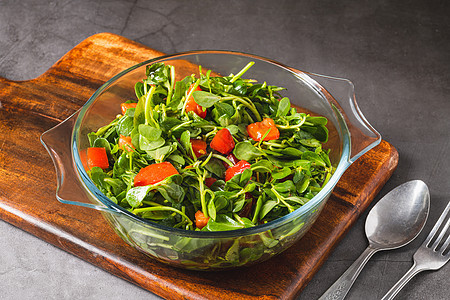 Purslane沙拉和西红柿在玻璃碗里 健康饮食概念叶子美食盘子树叶午餐营养蔬菜饮食食物图片
