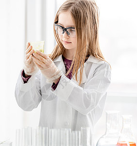 学化学课的女生药品女孩班级化学品课堂烧瓶学校烧杯测试青少年图片