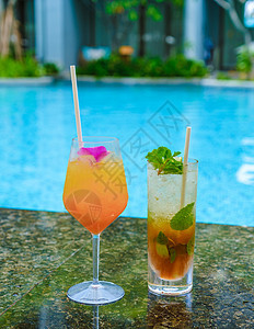 在豪华度假的游泳池 喝橙子鸡尾酒和莫吉托海洋玻璃奢华稻草液体茶点晴天酒店日落旅行图片