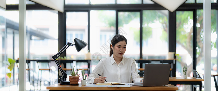 从事财务和会计工作的女商务人士分析办公室的财务预算 横幅拍摄图片