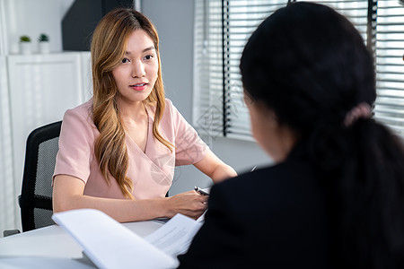 年轻的亚洲女性候选人试图通过胜任才能来吸引面试者的好评雇主面试职业申请人合同会议男人男性协议商业图片