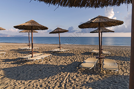 清晨在希腊克里特岛阳光明媚的一天 空沙滩上有太阳护林员和雨伞蓝色海洋蓝天海景太阳椅旅游海岸天空旅行天堂图片