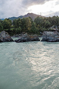 一条迅速流淌的广阔而通畅的山河溪流冒险风景瀑布岩石流动蓝色运动假期爬坡图片