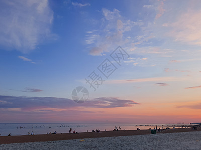 傍晚的天空在海滩上 色彩缤纷的日落和暮光之城的壮丽阳光令人惊叹 紫色 粉和蓝色自然黄昏天空背景 夕阳天空中的卷云 大气现象图片