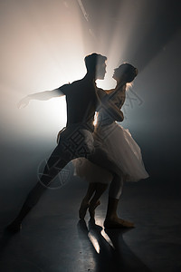 专业的芭蕾舞情侣在大舞台上的聚光灯下跳舞 泛光灯背景下的美丽年轻女子和男子 情感二重唱表演舞蹈艺术音乐夫妻平衡女士优美男性艺术家图片