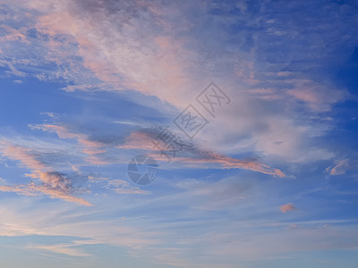 傍晚的天空 色彩缤纷的日落和暮光之城的壮丽阳光令人惊叹 紫色 粉红色和蓝色自然黄昏天空背景 日落天空中卷云的抽象图案 大气现象天图片