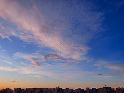 傍晚的天空 色彩缤纷的日落和暮光之城的壮丽阳光令人惊叹 紫色 粉红色和蓝色自然黄昏天空背景 日落天空中卷云的抽象图案 大气现象天图片