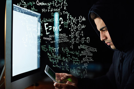一个年轻的黑客在黑暗中破解了计算机密码 说得通 他电脑能听懂他的语言图片
