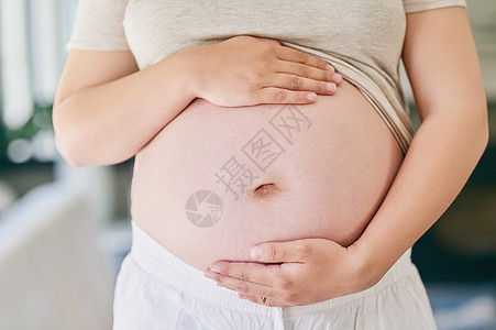 看看我美丽的肚子 一个怀着孕妇肚子的女婴图片