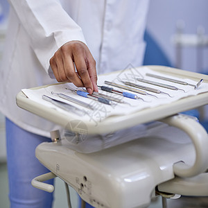 为下一次咨询准备工具 无法辨认的牙医用手术器械盘子做缝合镜头 并使用外科仪器盒进行检查图片