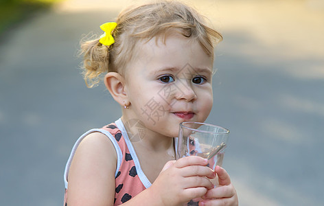 小孩喝杯水 有选择的专注食物饮料女孩快乐童年横幅婴儿居住嘴唇玻璃图片